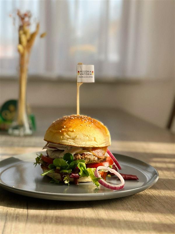 Domáci burger na tanieri